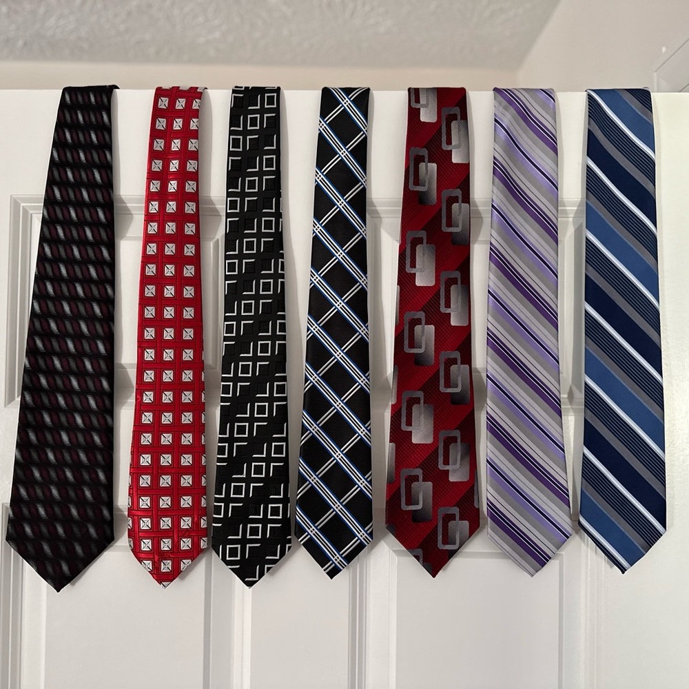 19 men’s ties. Several brands. Excellent condition.